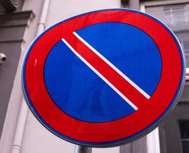 Halteverbotszone Bitburg Halteverbotsschild an einer Hauswand – Halteverbotszone Bitburg