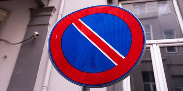 Halteverbotszone Bitburg: Halteverbotsschild an einer Hauswand