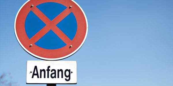 Halteverbotsschild mit Zusatzschild „Anfang“ – Halteverbotszone in Bitburg
