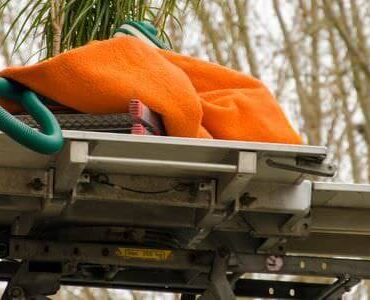 Möbellift in Bitburg Möbellift transportiert ein Bündel Bettzeug nach oben – Möbellift in Bitburg
