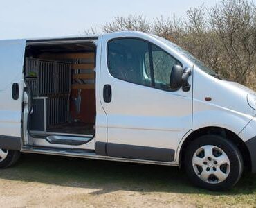 Transporter mieten in Bitburg Weißer Transporter mit geöffneter Schiebetür – Transporter mieten in Bitburg